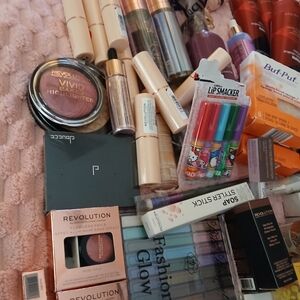 Revolution Vivid Baked Highlighter - Radiant Pink Bundle 4/$15